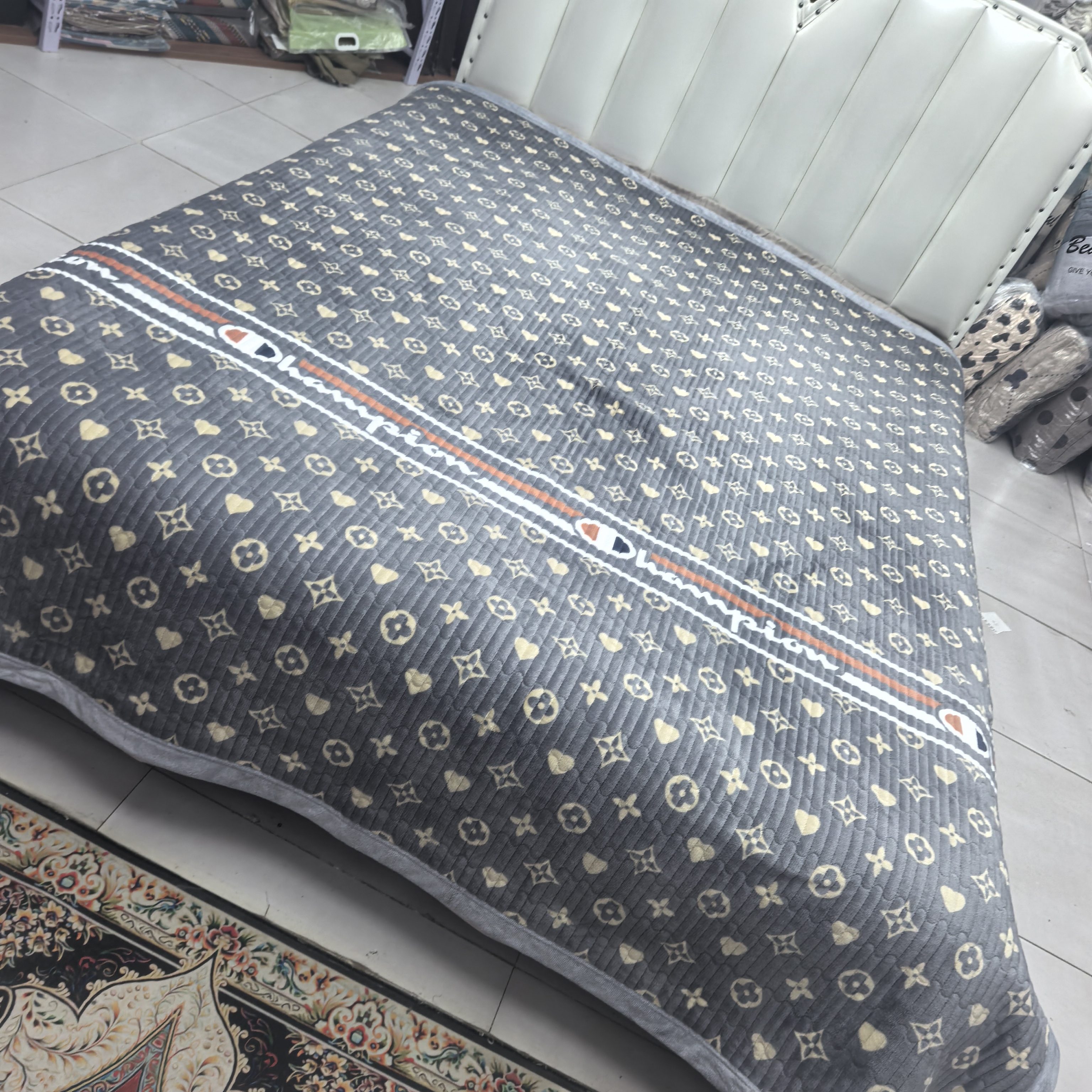 加绒宽边床盖《灰四叶》2米✕2.3米