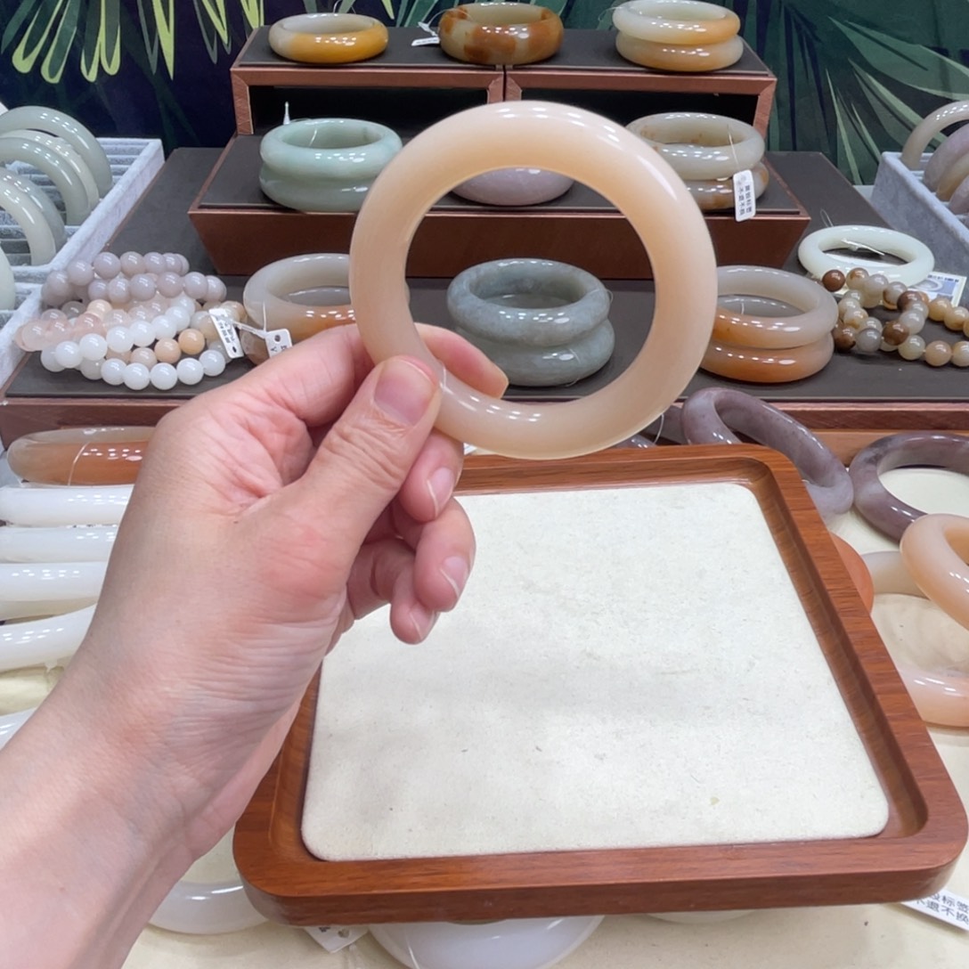 山***_石英岩玉未镶嵌手镯