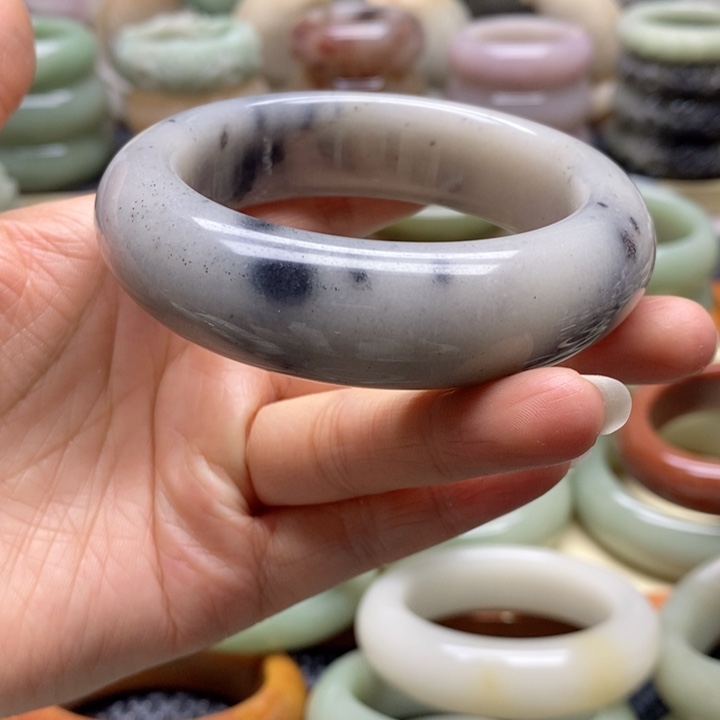 石英岩玉手镯未镶嵌