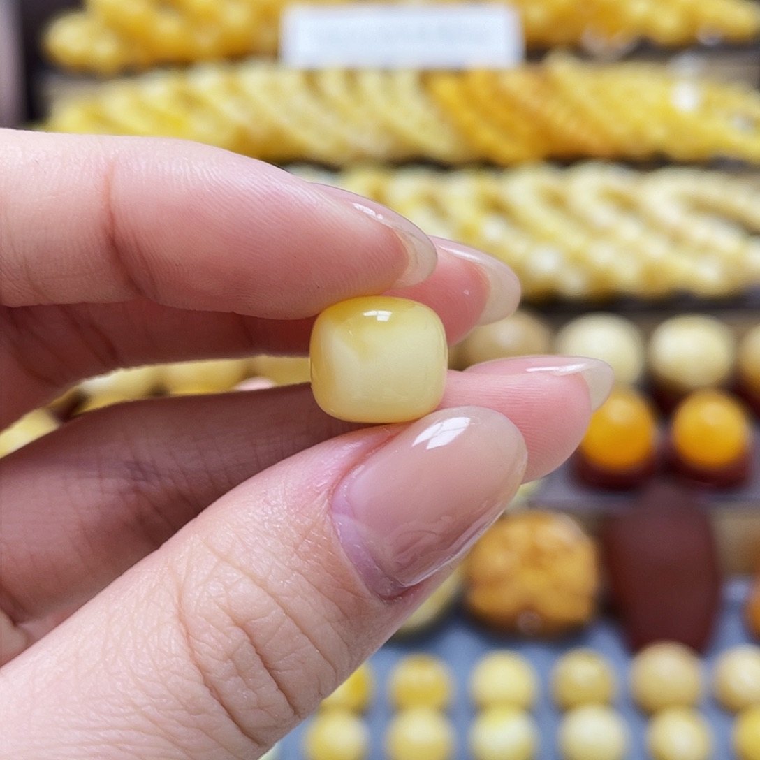 琥珀裸石未镶嵌蜜蜡老型11.7*10.6mm微瑕