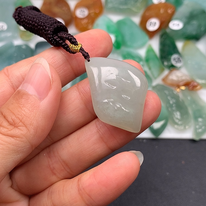 翡翠未镶嵌颈饰随型