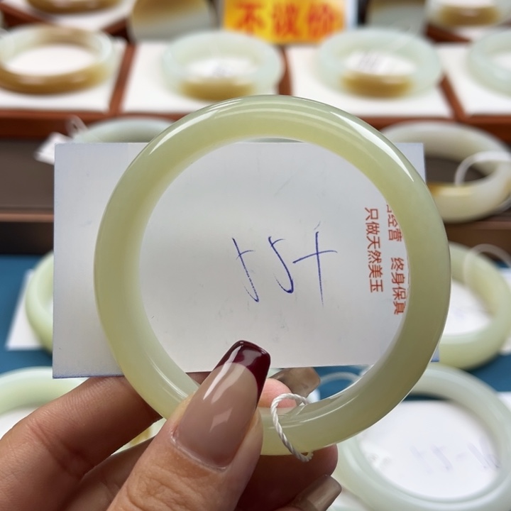 和田玉手镯未镶嵌开*点