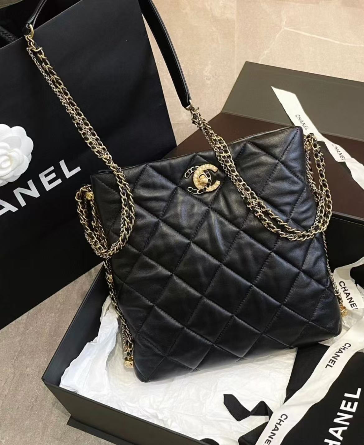 95新 Chanel/香奈儿 展会外场！黑金鸳鸯扣限定hobo包 芯片款