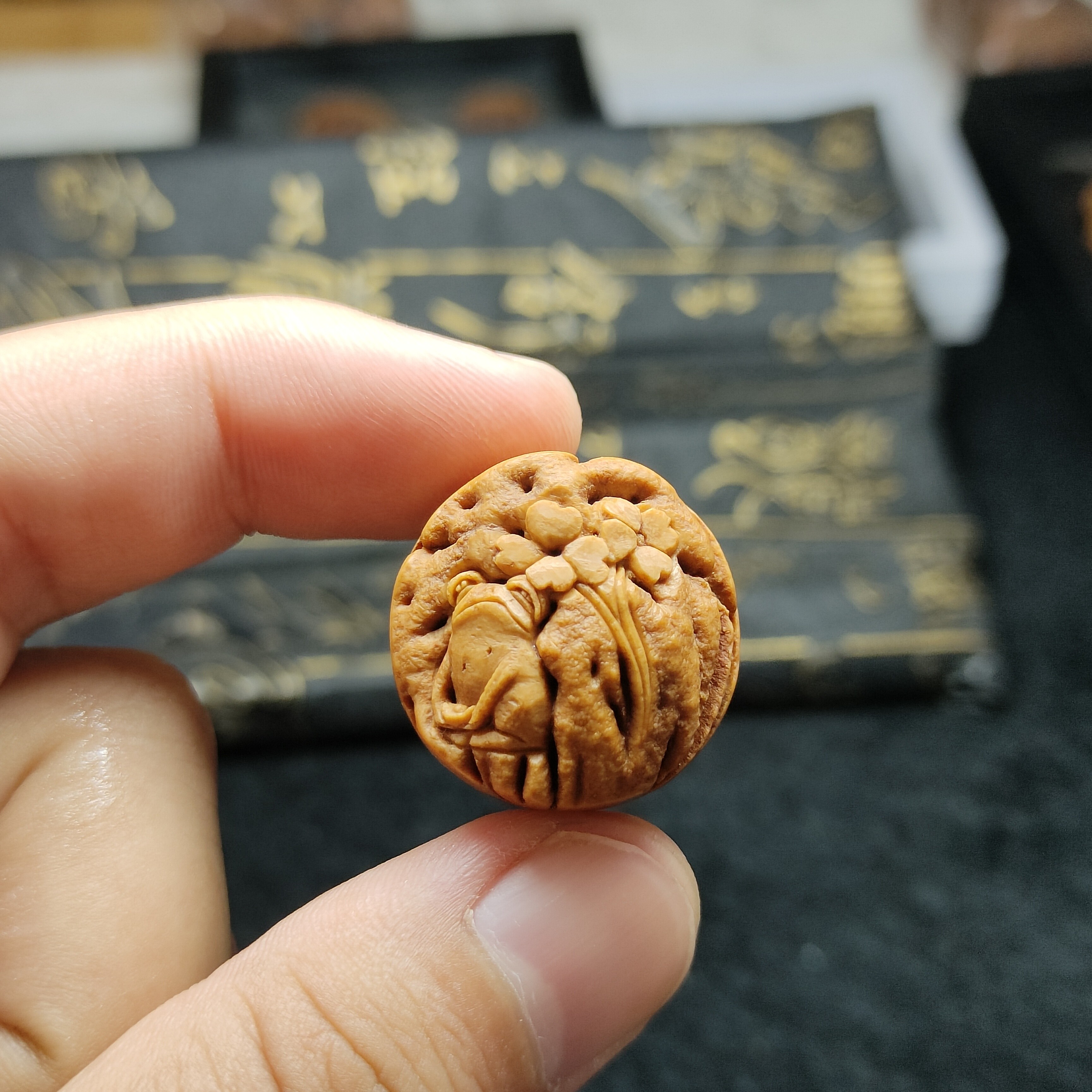 桃核雕刻小青蛙！