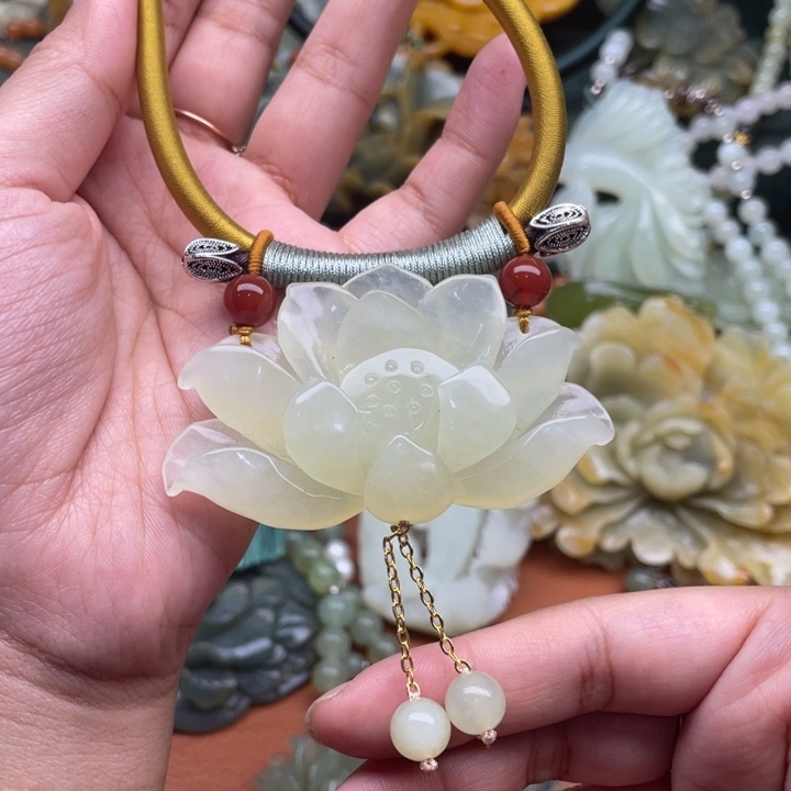 蛇纹石玉吊坠合金