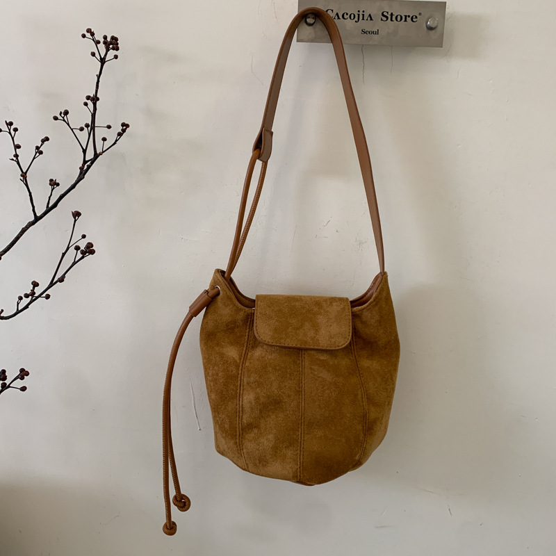 秋冬女式南瓜斜挎包韩版复古麂皮手提水桶包新款日常轻便单肩包