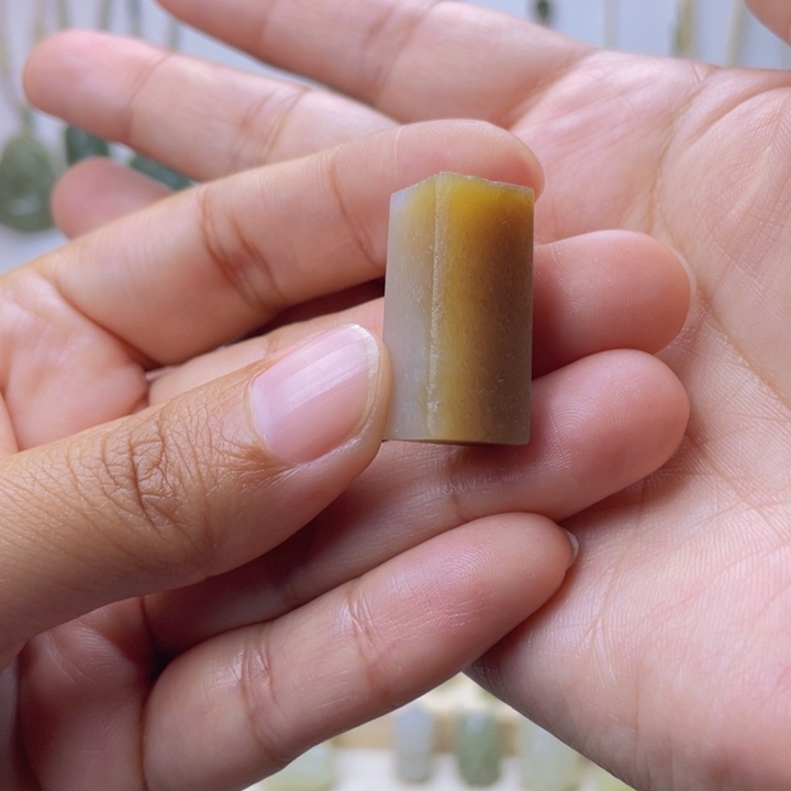 和田玉颈饰未镶嵌想****者