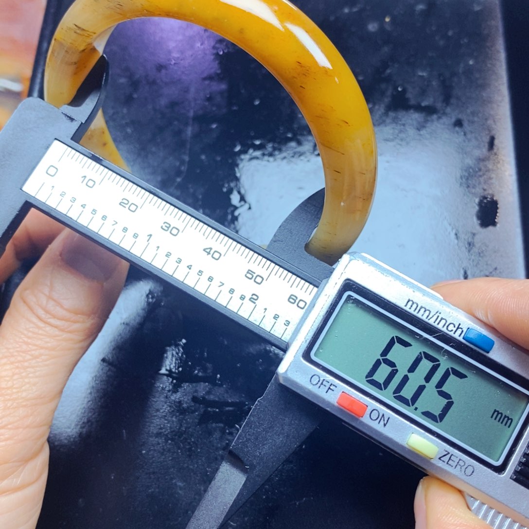 石英质玉（黄龙玉）未镶嵌颈饰