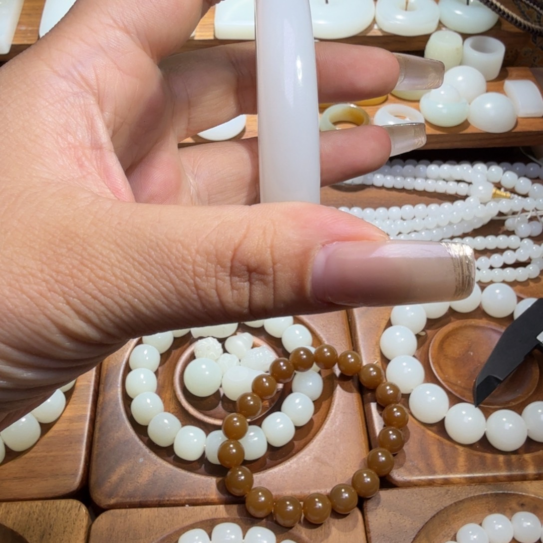 *****和田玉未镶嵌颈饰