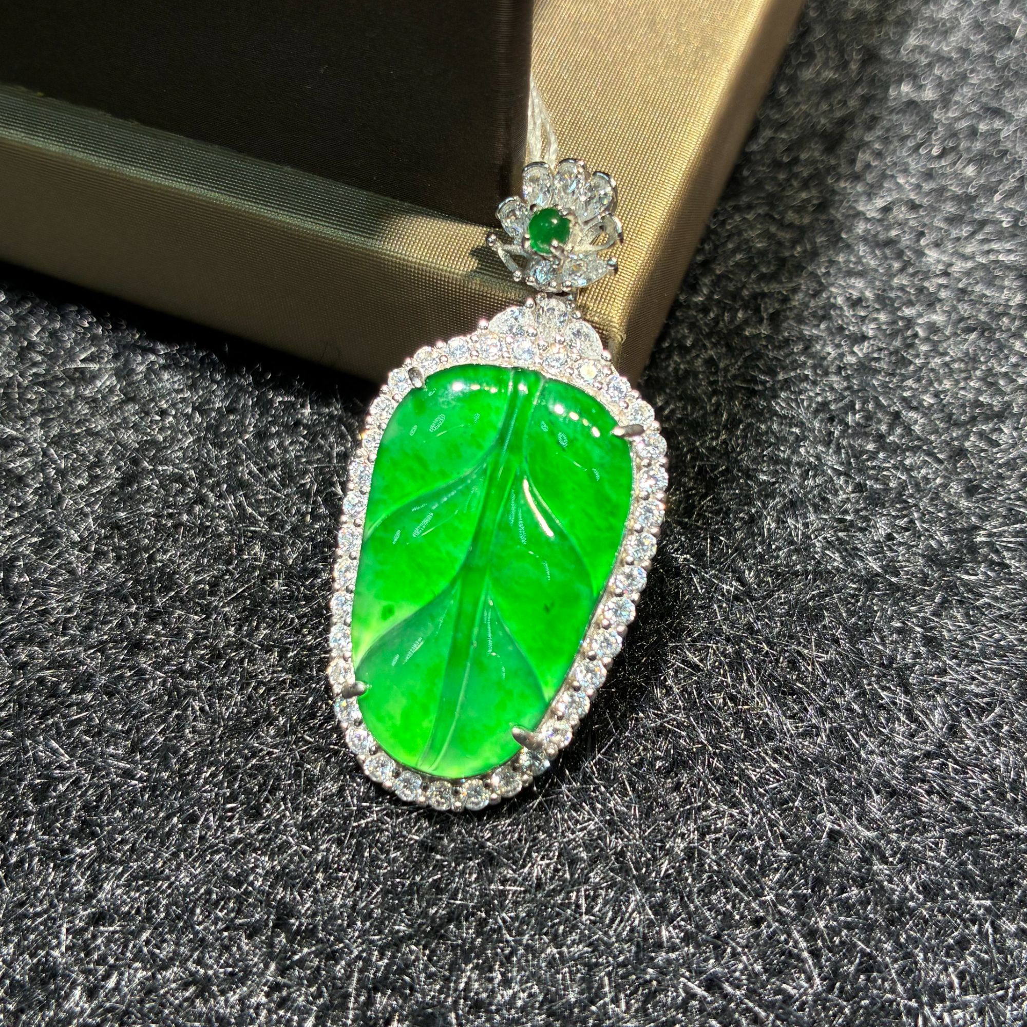 【聚鑫珠宝】天然翡翠A货满绿叶子吊坠百搭女款多样性发货一y068