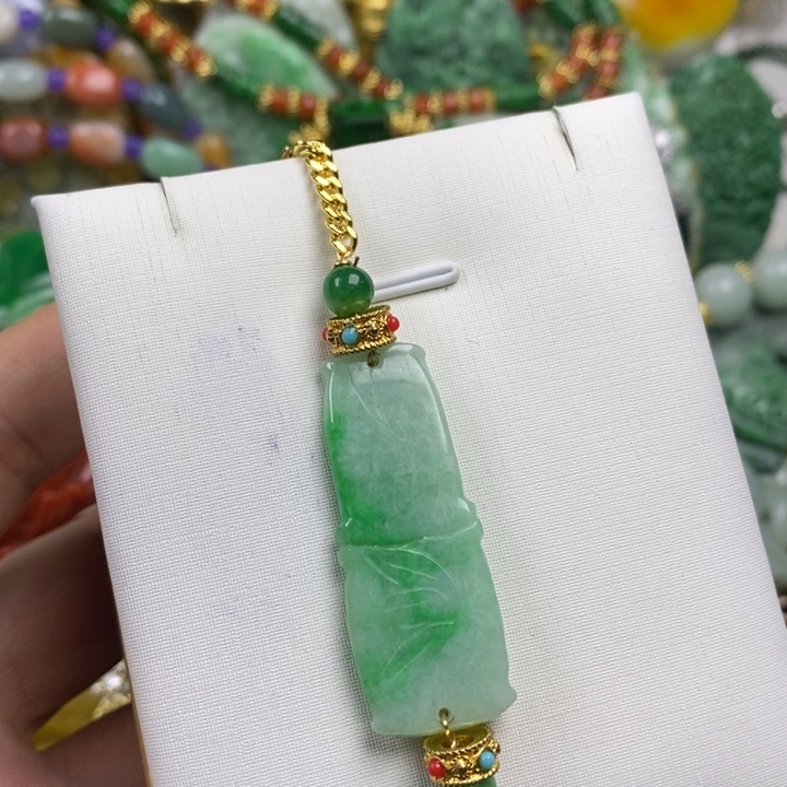 翡翠未镶嵌吊坠(赠链)