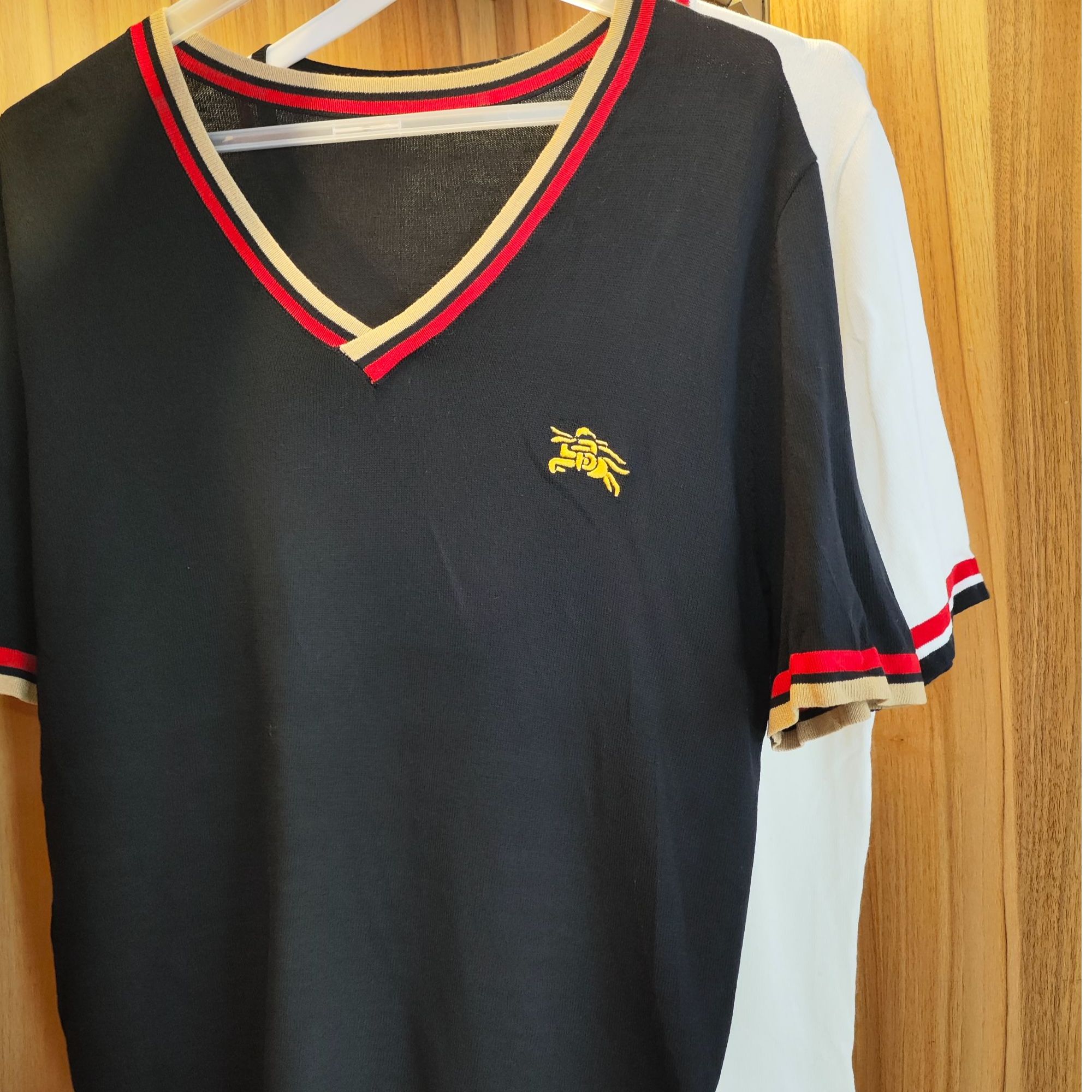 伴月伊人福利款撞色V领刺绣打底衫  96095