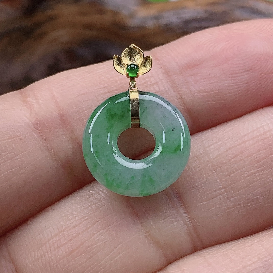 天然翡翠A货飘花18k金甜甜圈吊坠 整体尺寸：20.1*14.2*4.0mm