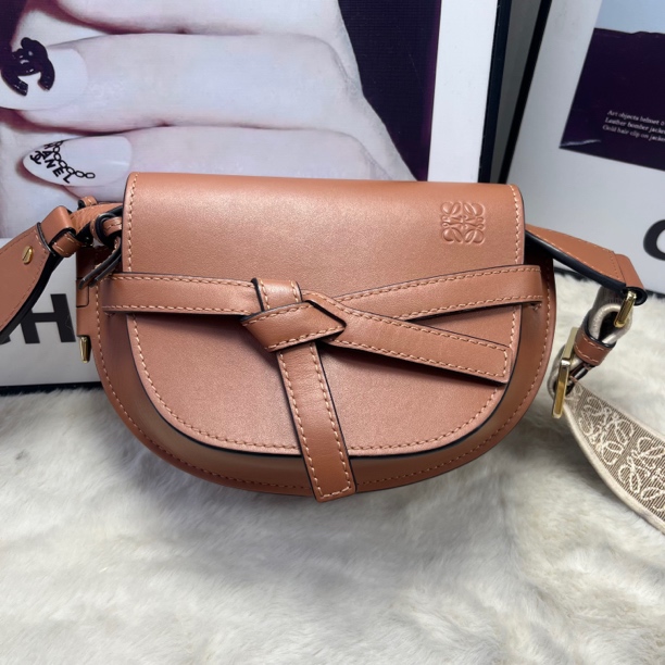 99新 LOEWE/罗意威 罗意威新款棕色gate mini