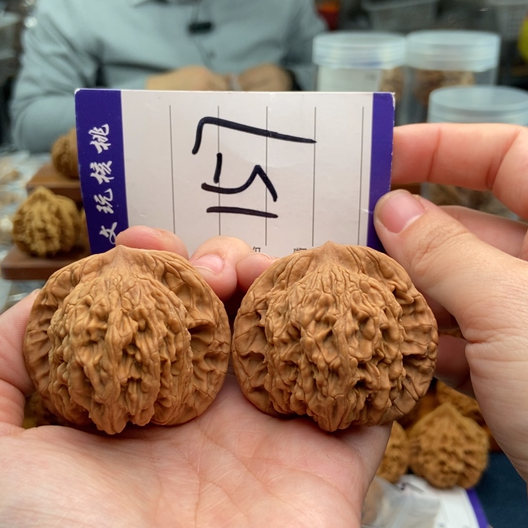 文玩核桃吊坠46虎头