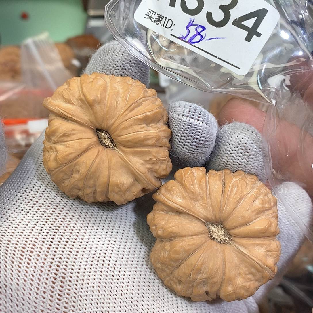 桃核把件南瓜42尺。