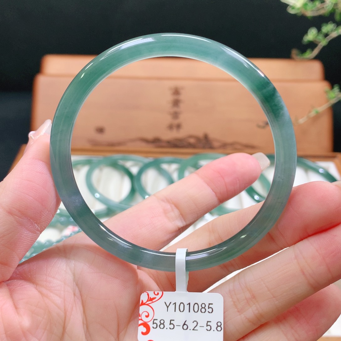 翡翠手镯未镶嵌天然