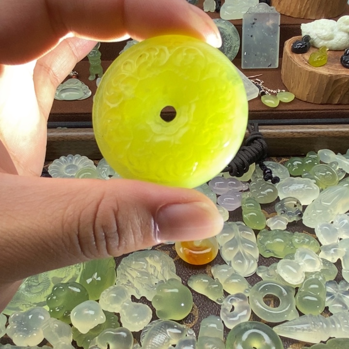 蛇纹石玉未镶嵌颈饰