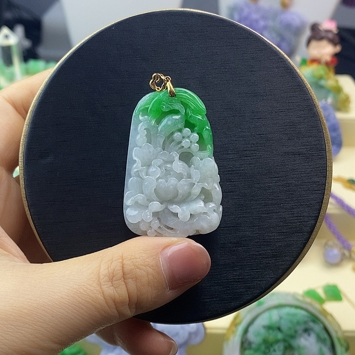 翡翠吊坠(不含链)18K金镶嵌白底青翡翠雕刻花鸟吊坠