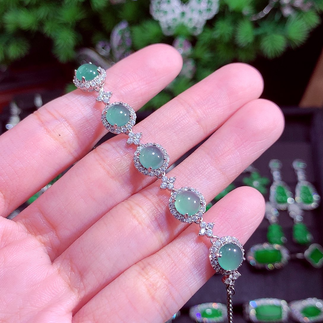 颈饰未镶嵌翡翠天然