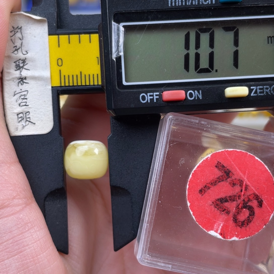漫***。蜜蜡未镶嵌珠宝奇石