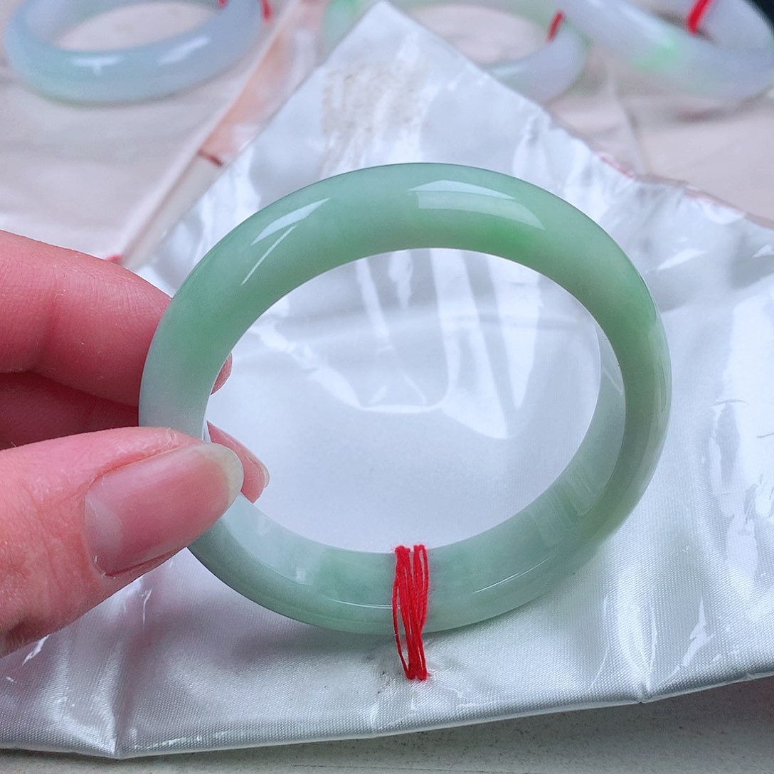 翡翠手镯未镶嵌。。