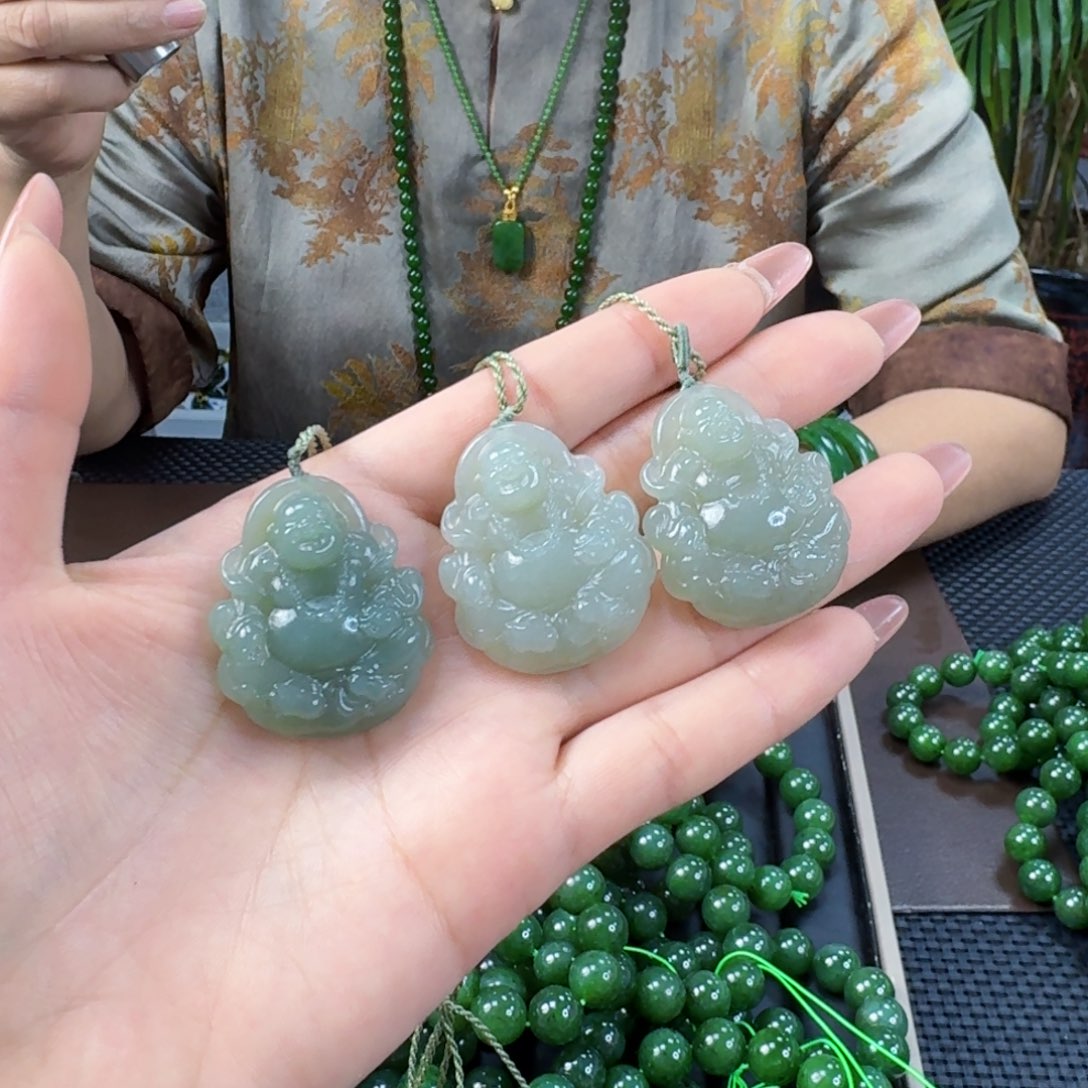 和田玉未镶嵌颈饰发其一