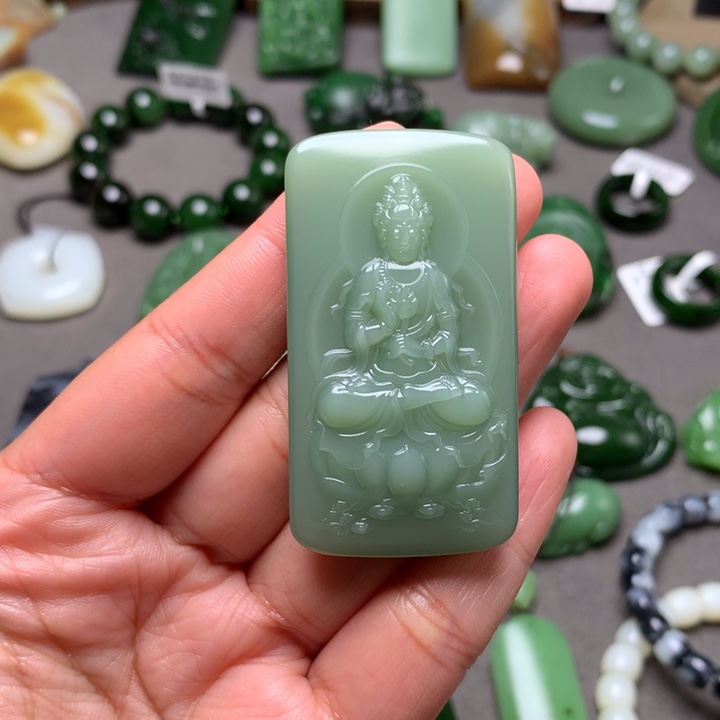 摆***人和田玉未镶嵌颈饰