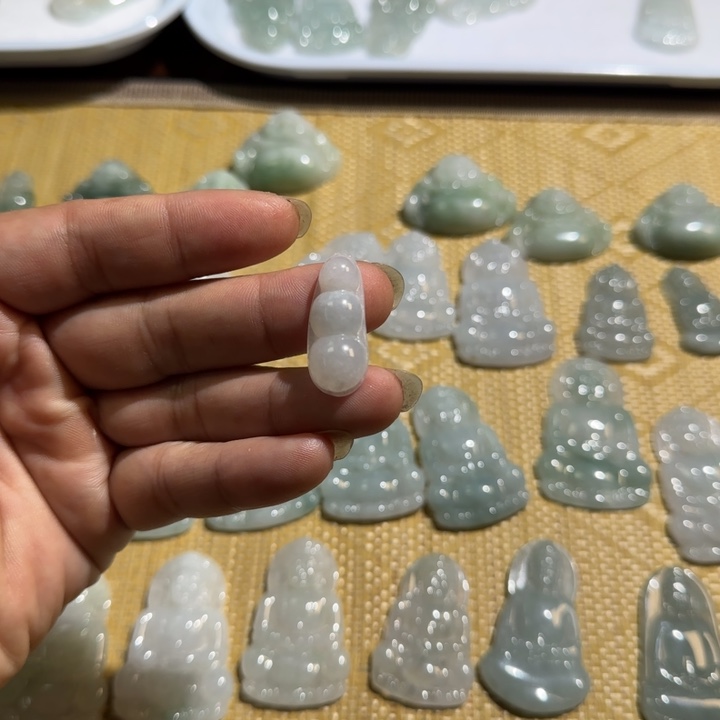 翡翠未镶嵌颈饰福豆