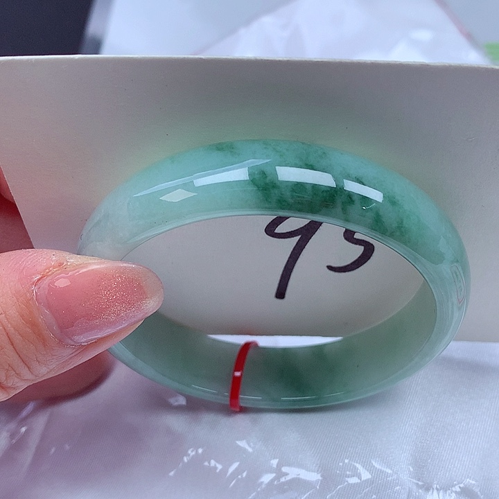 翡翠手镯未镶嵌翡翠