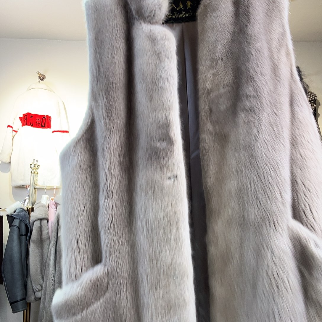 晓***晓皮草外套搭配黑色