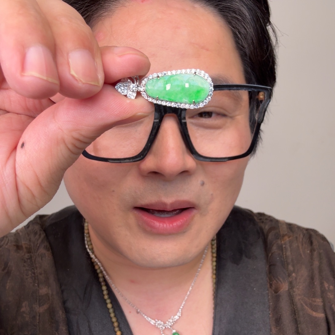 漠***…翡翠未镶嵌颈饰一件