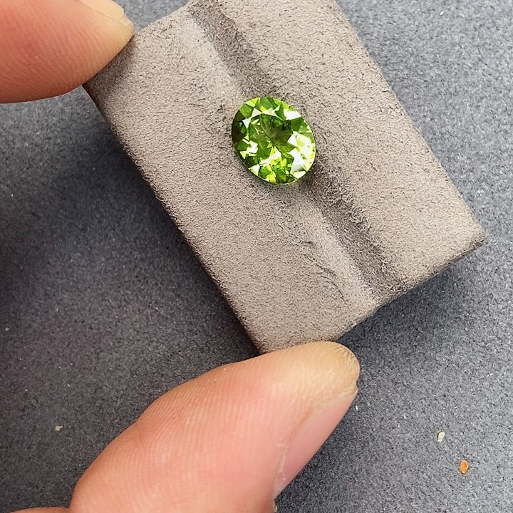 橄榄石裸石未镶嵌