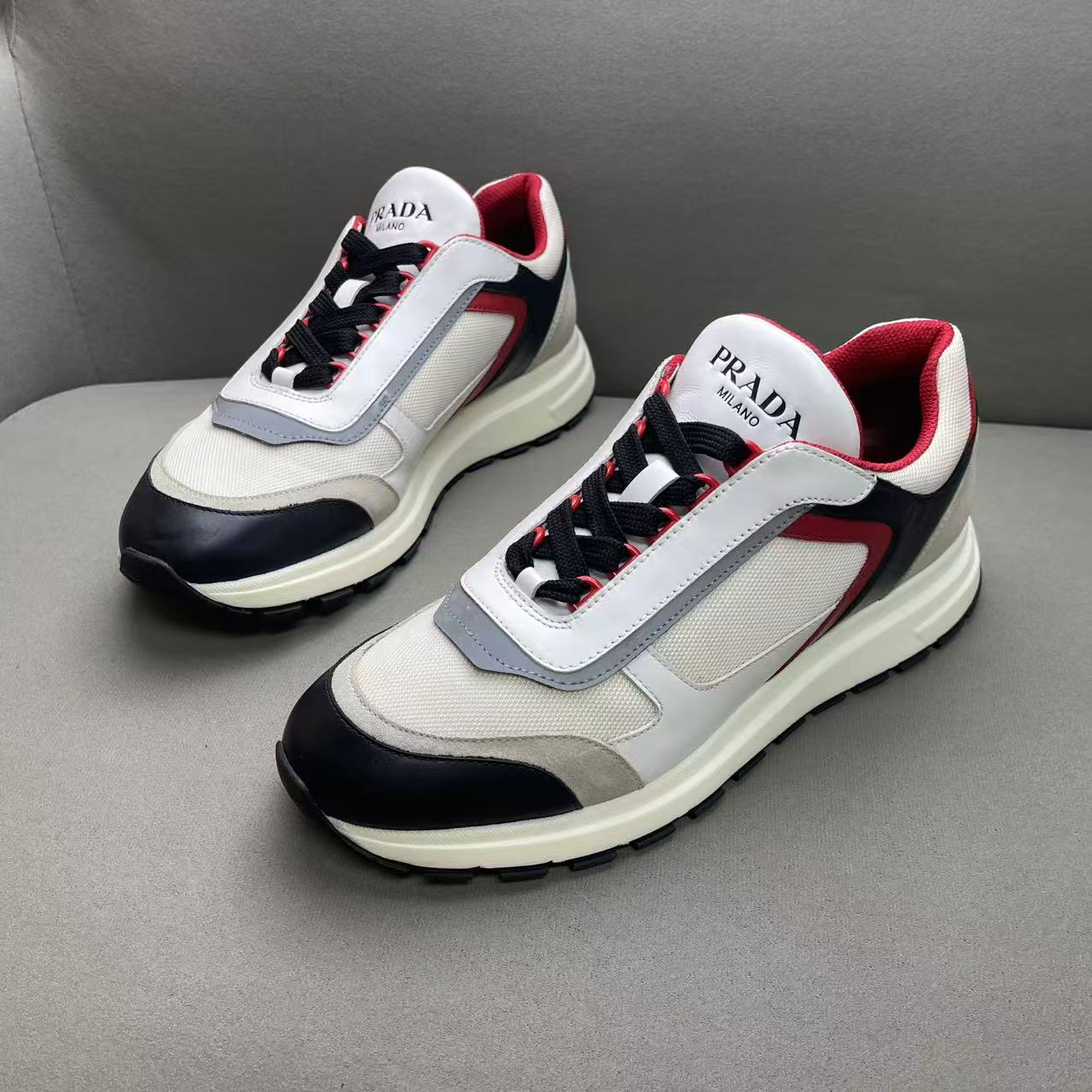 99新 Prada/普拉达 灰白网面鞋舌logo时尚百搭透气运动鞋 42.5码