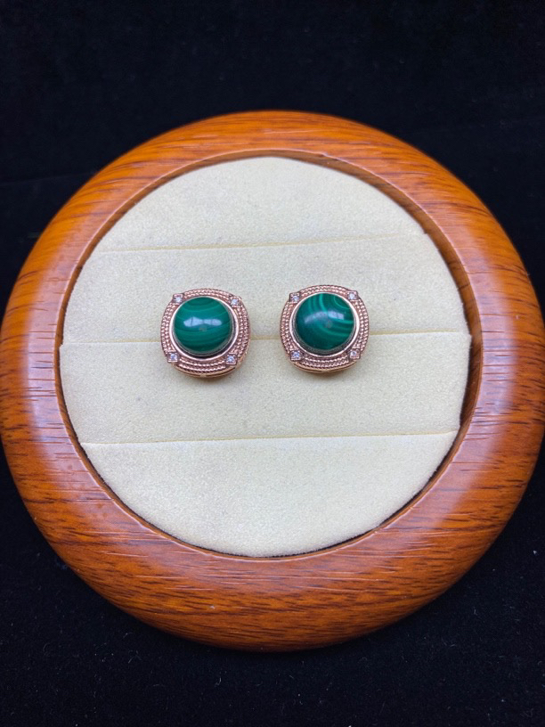 孔雀耳钉。    3。