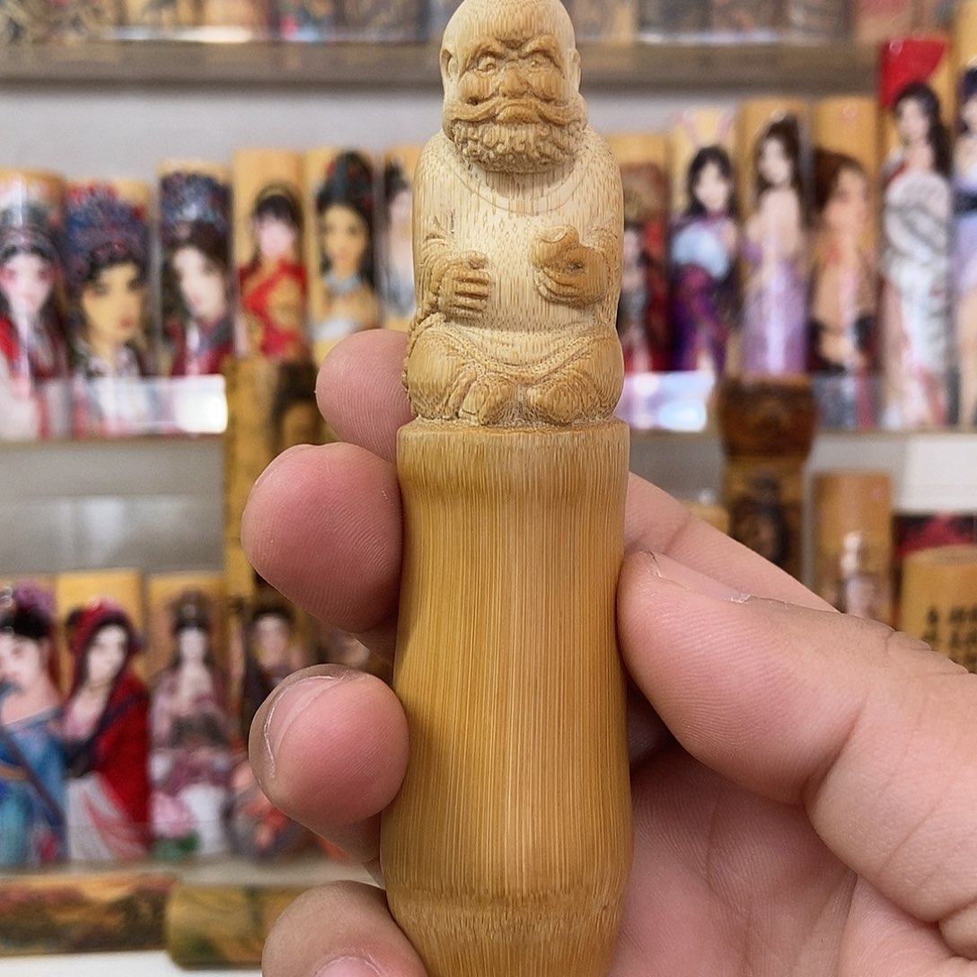 竹向龙老师雕刻达摩