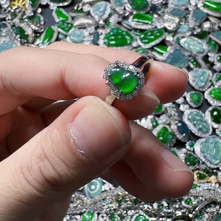 翡翠颈饰未镶嵌天然A货翡翠放漏