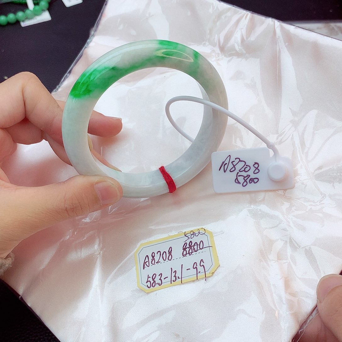 翡翠手镯未镶嵌翡翠