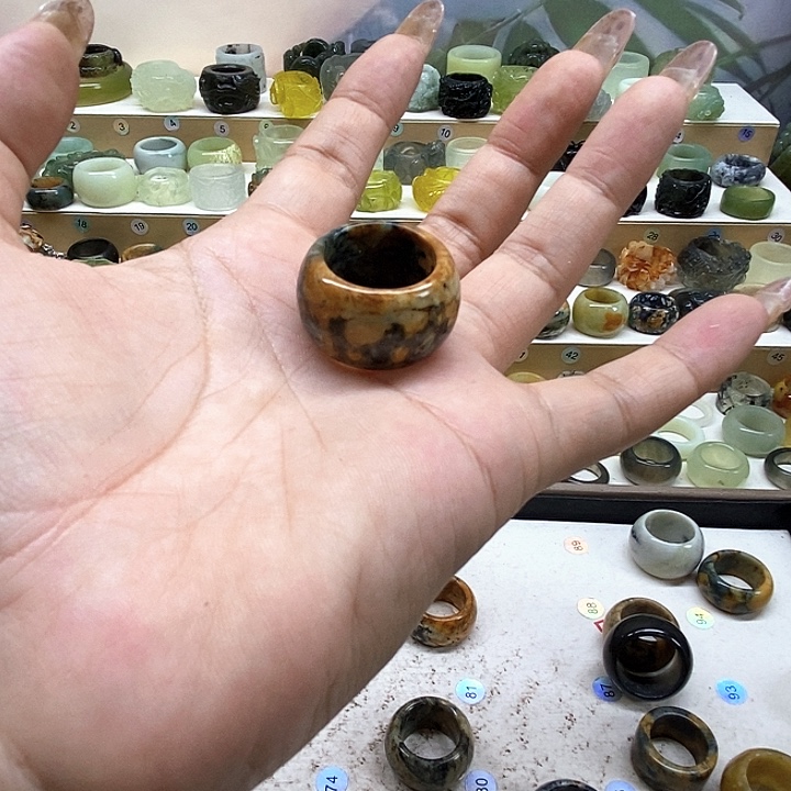 秋****岫玉未镶嵌微瑕款式不退不换