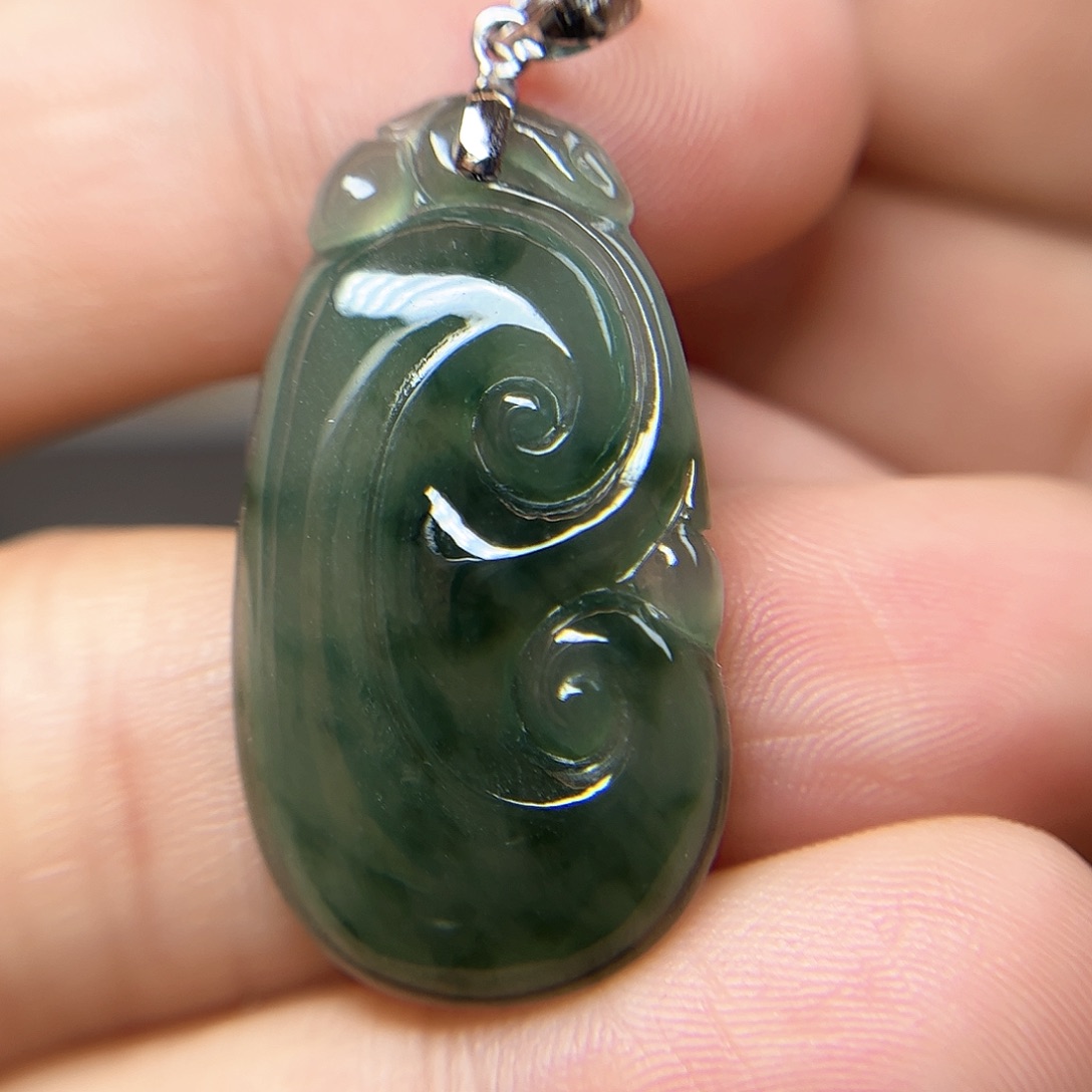 翡翠颈饰18K金镶嵌如意