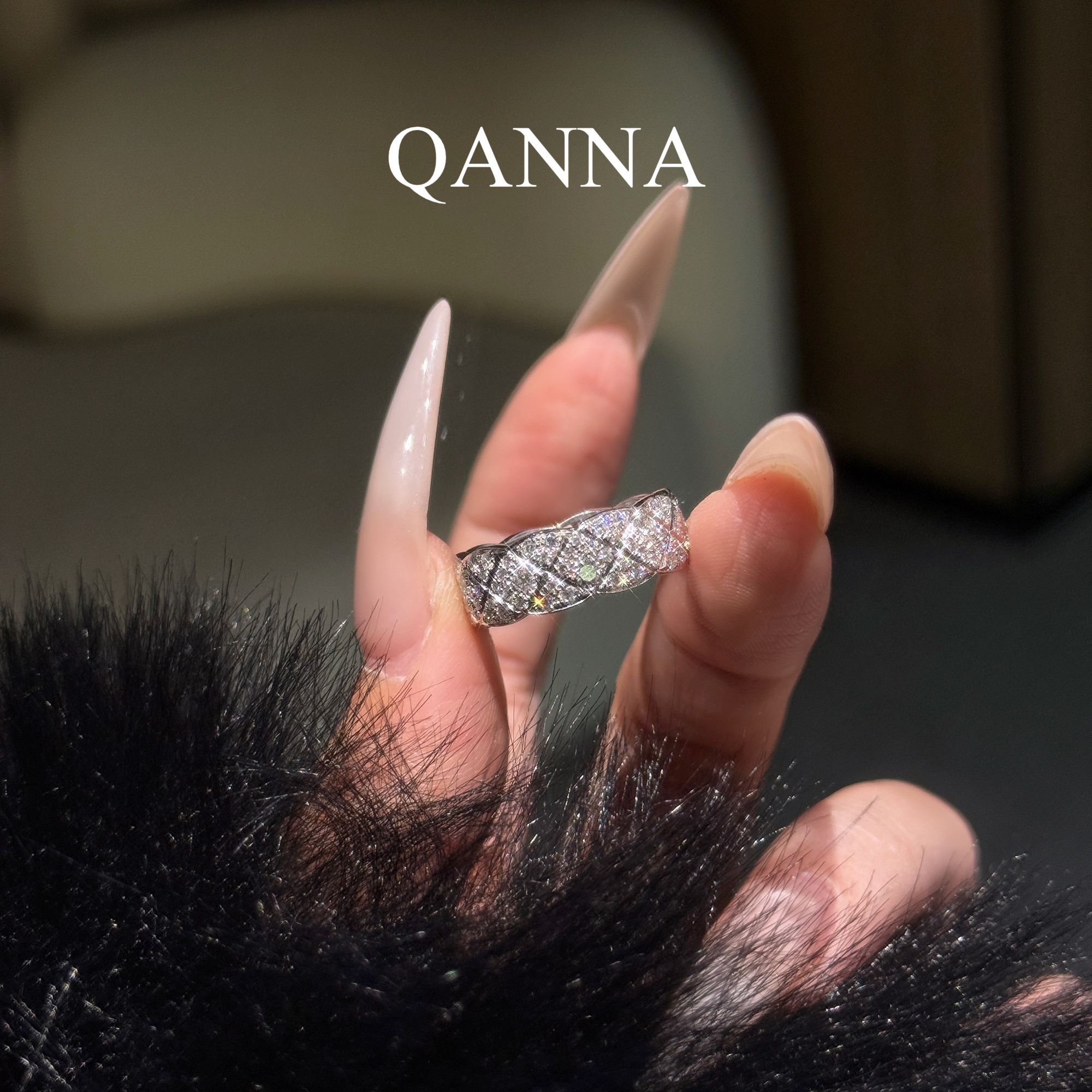 QANNA【新版满钻菱格】【大钻 小香风】轻奢百搭coco宽版钻石戒指AY