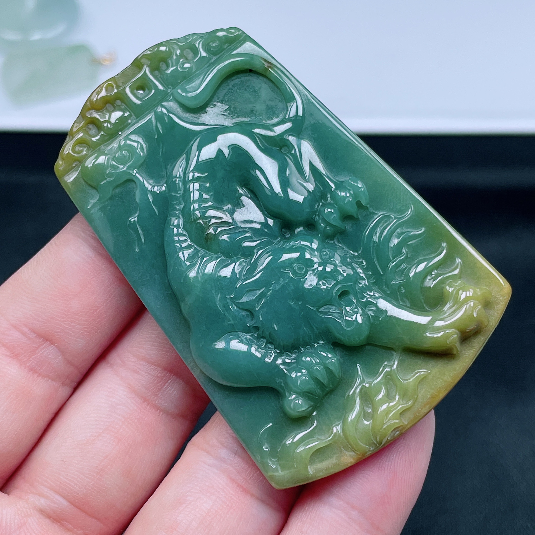 V077天然翡翠A货虎牌翡翠吊坠双彩大气虎虎生威精美俏色下山虎