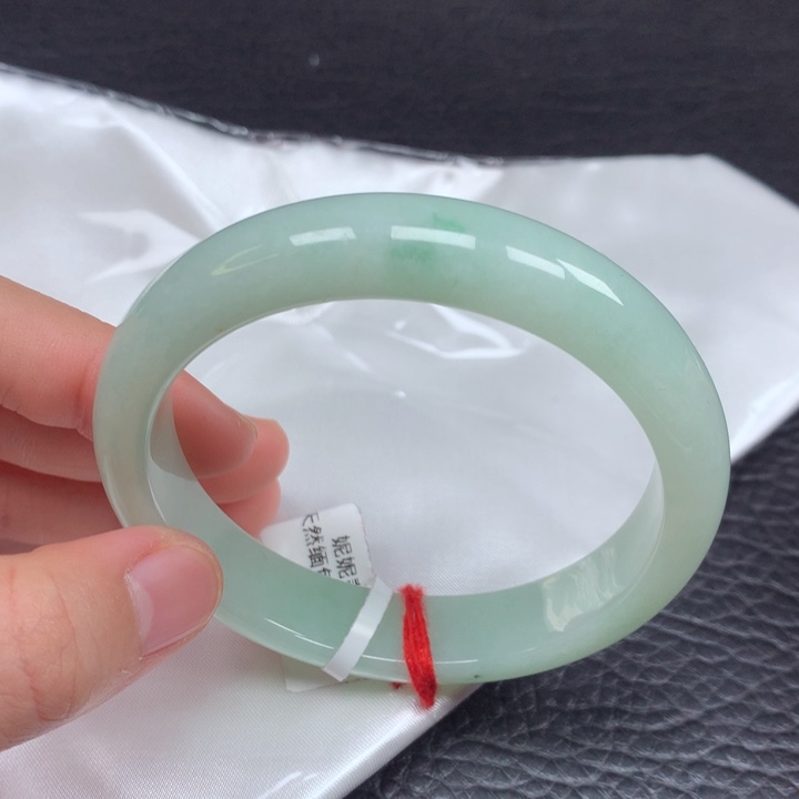 翡翠手镯未镶嵌。