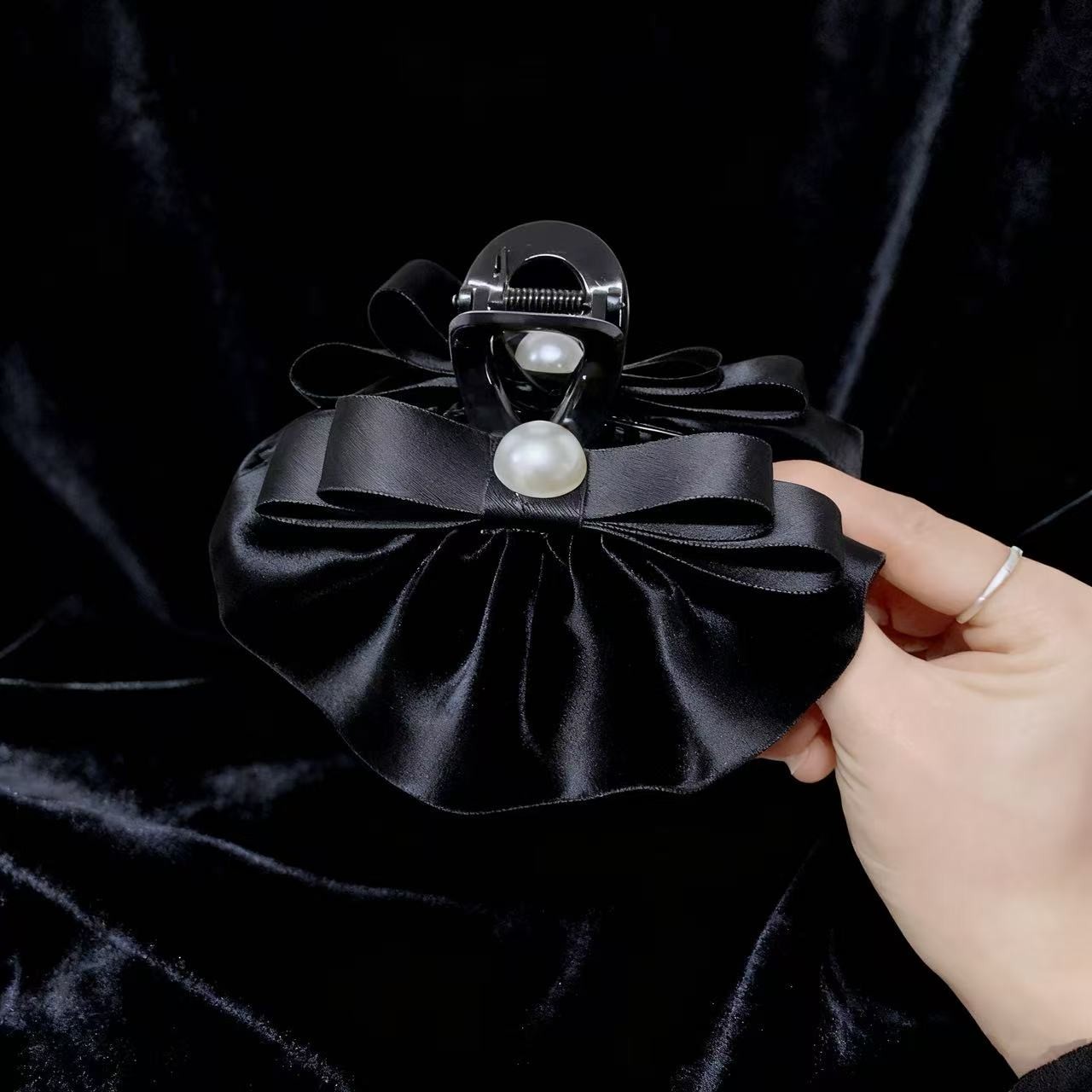 ｛黑天鹅}珠光缎面在逃公主蝴蝶结抓夹气质简约发卡夹3869