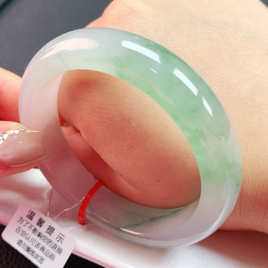 翡翠手镯未镶嵌55圈