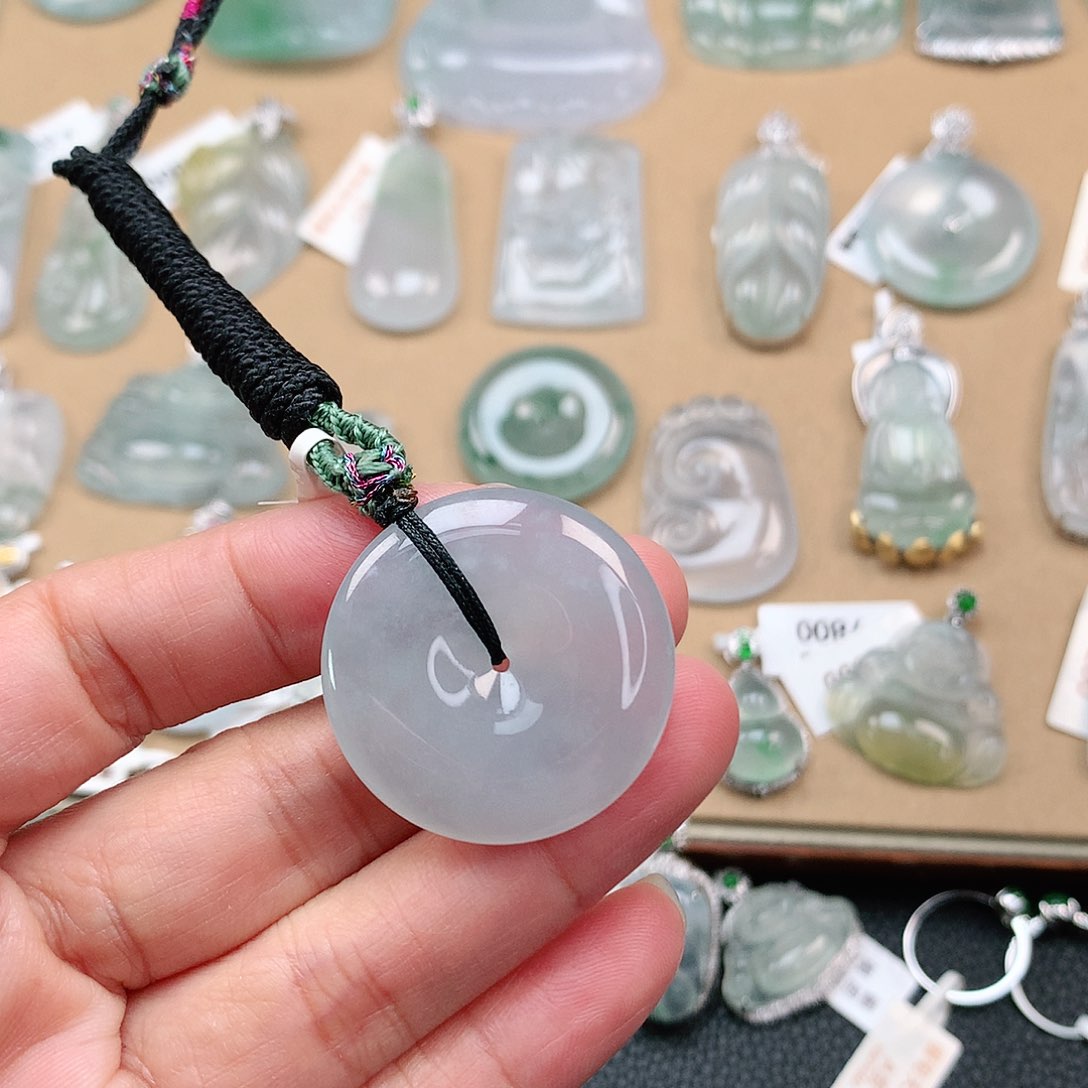 翡翠颈饰未镶嵌平安扣