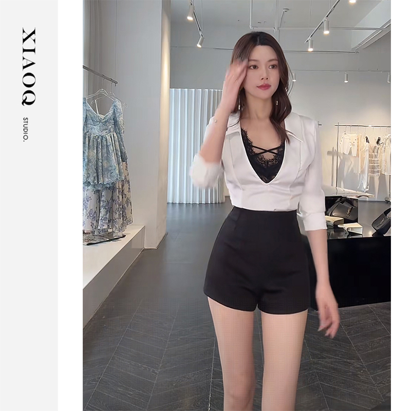 XIAOQ「禁欲系暗号」心机深V蕾丝缎面假两件翻领长袖上衣女54852