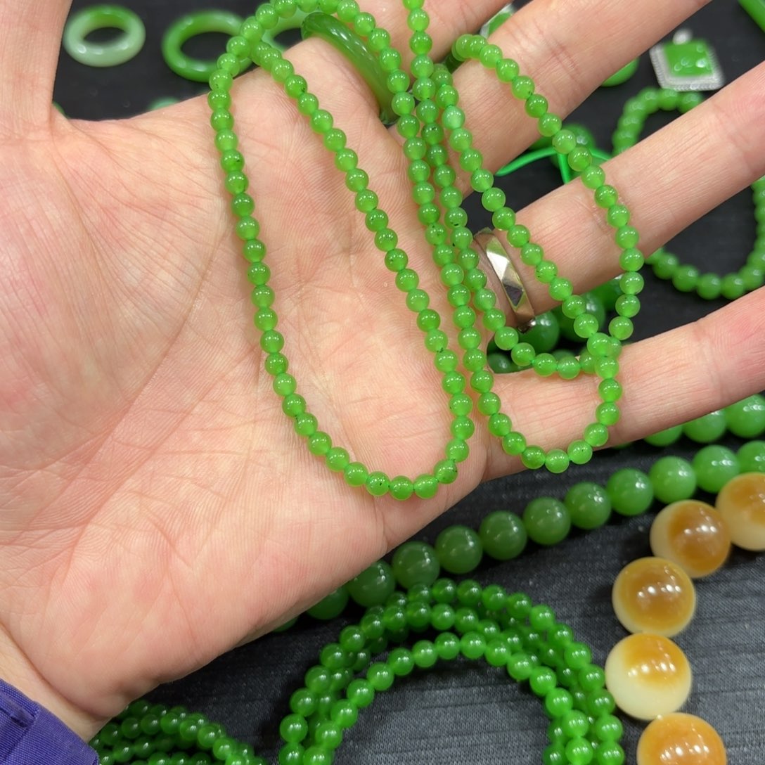 和田玉（碧玉）未镶嵌果绿多圈