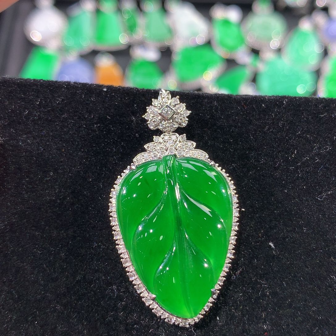 翡翠18K金镶嵌颈饰