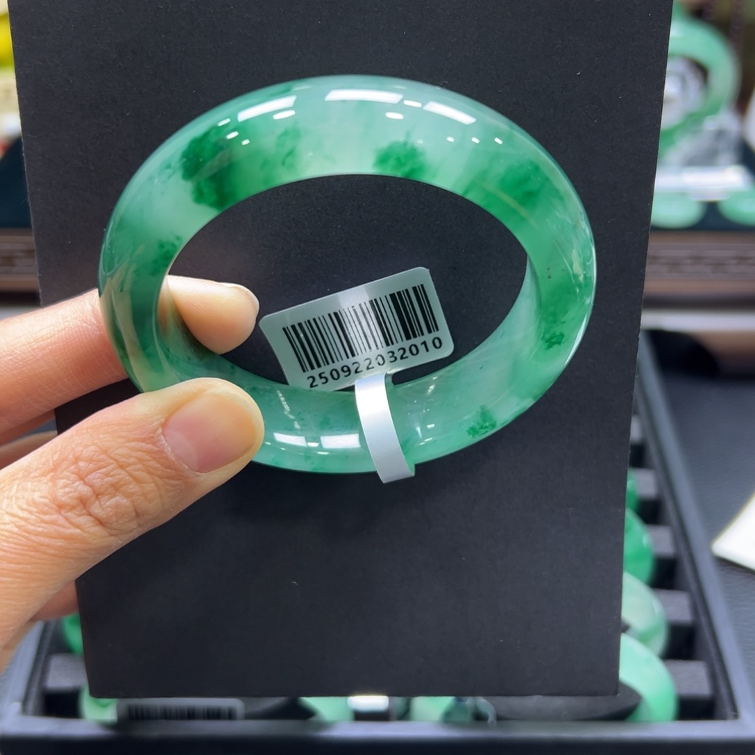 @****石英质玉未镶嵌手镯